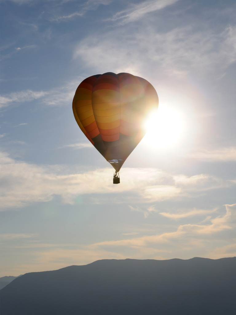 Selbstwert und Selbstbewusstsein stärken - Fliegender Ballon der Sonne entgegen
